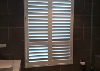 external-internal-Aluminium-pvc-timber-wood-Shutters-Sliding-hinged-bi-fold-fixed-bi-pass-norman-kresta-apollo-luxaflex-89mm-114mm-synthetic-768x1024